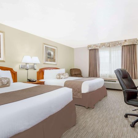 Hotel Ramada By Wyndham Ely Esterno foto