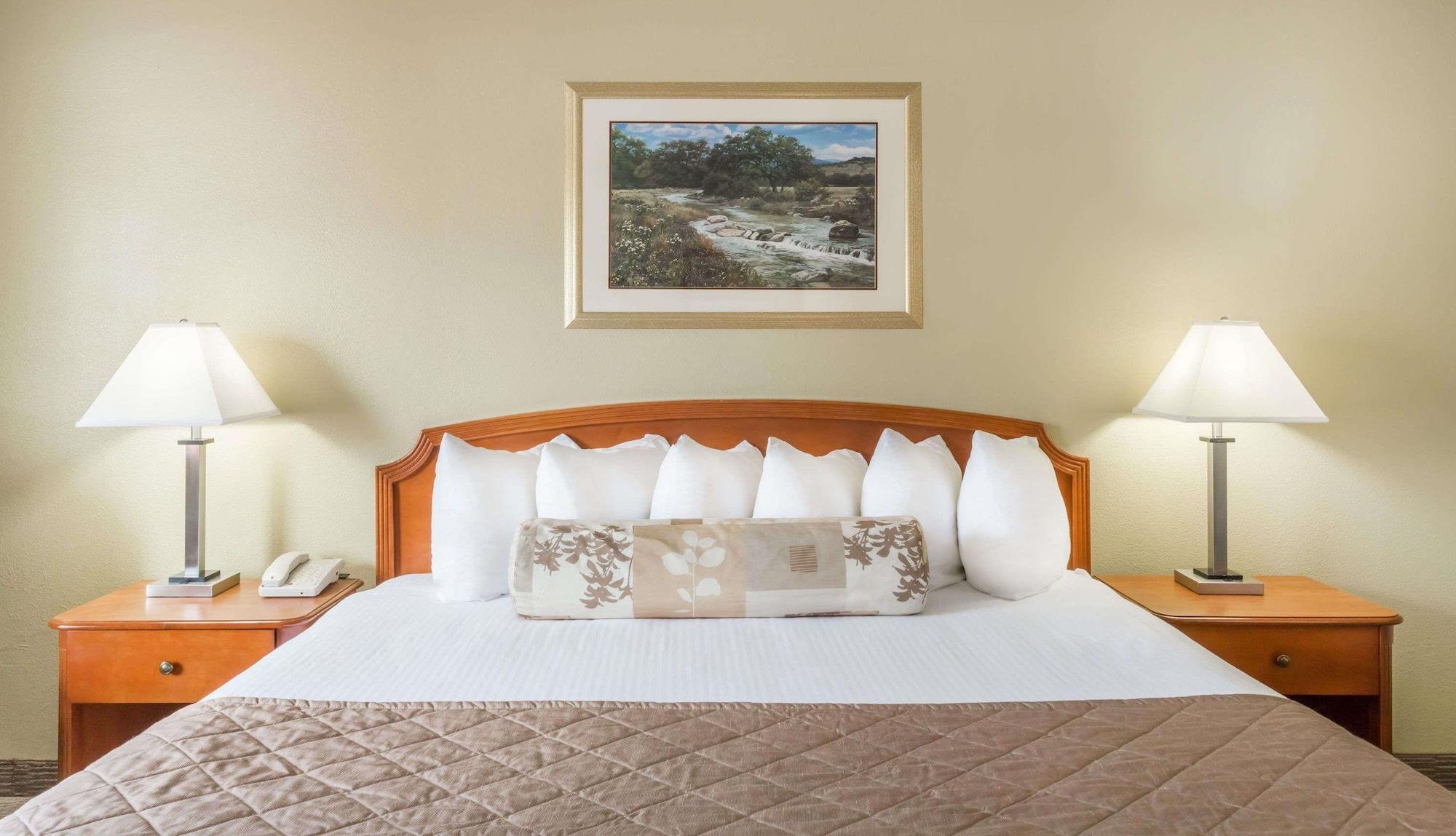 Hotel Ramada By Wyndham Ely Esterno foto