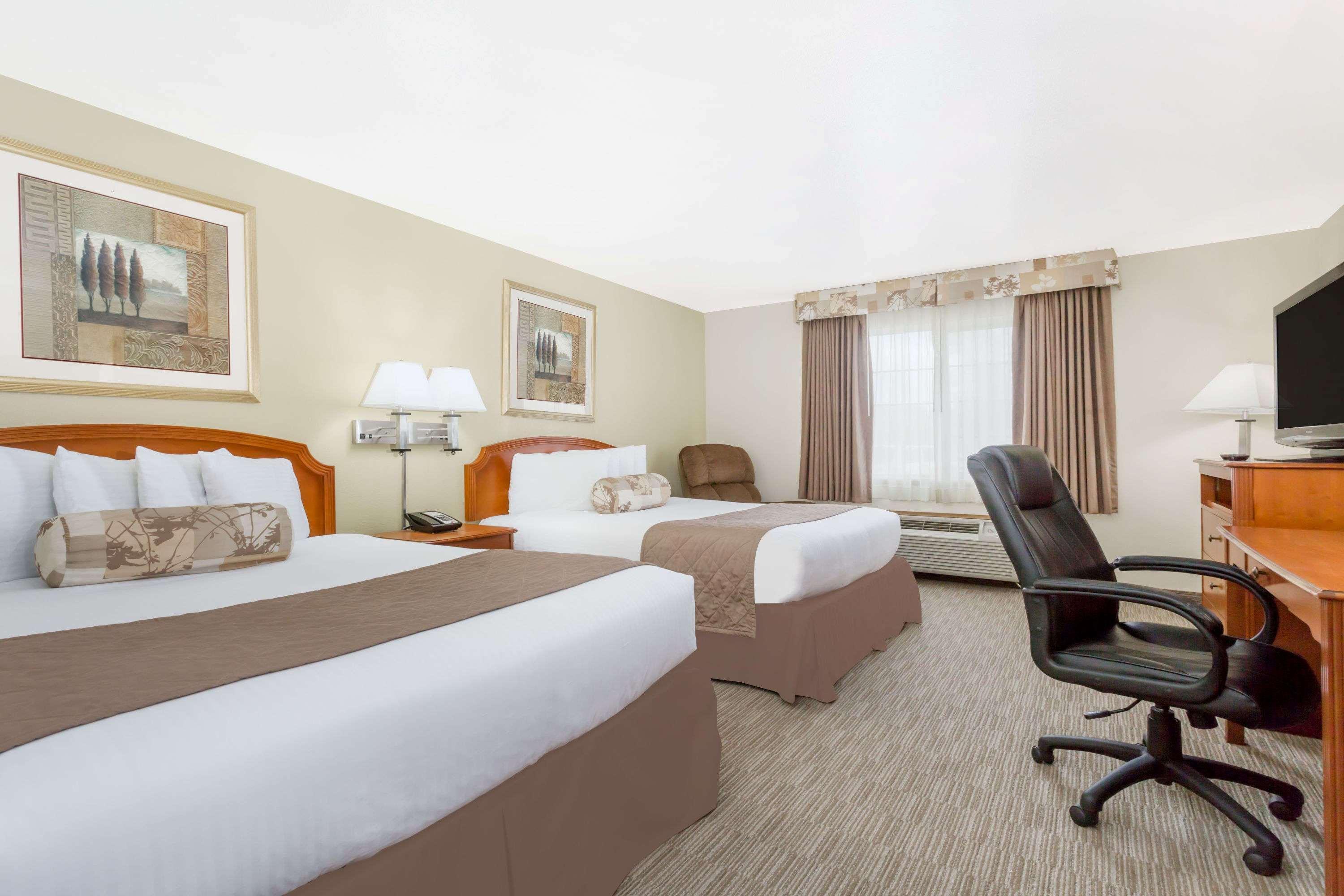 Hotel Ramada By Wyndham Ely Esterno foto