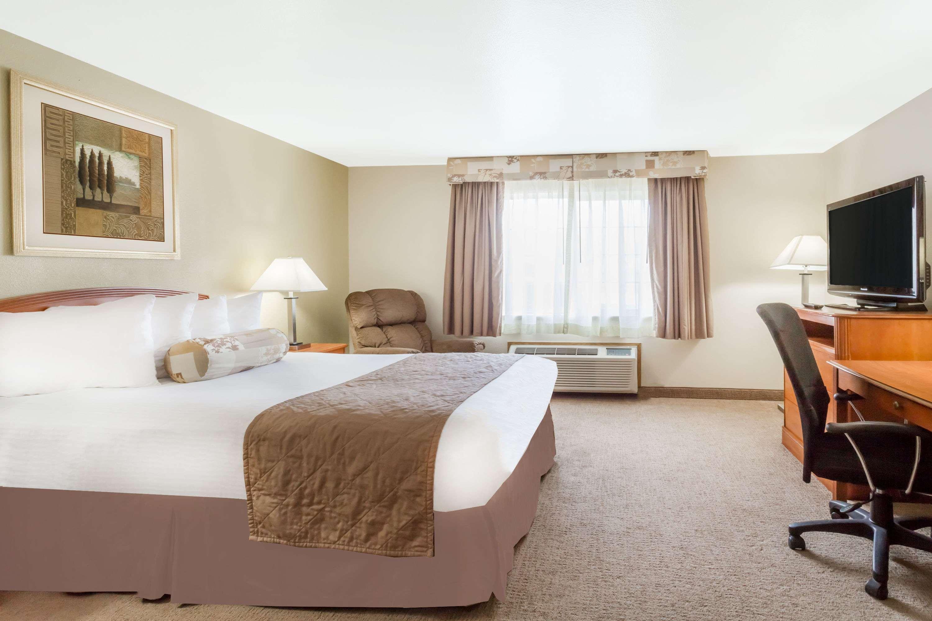 Hotel Ramada By Wyndham Ely Esterno foto