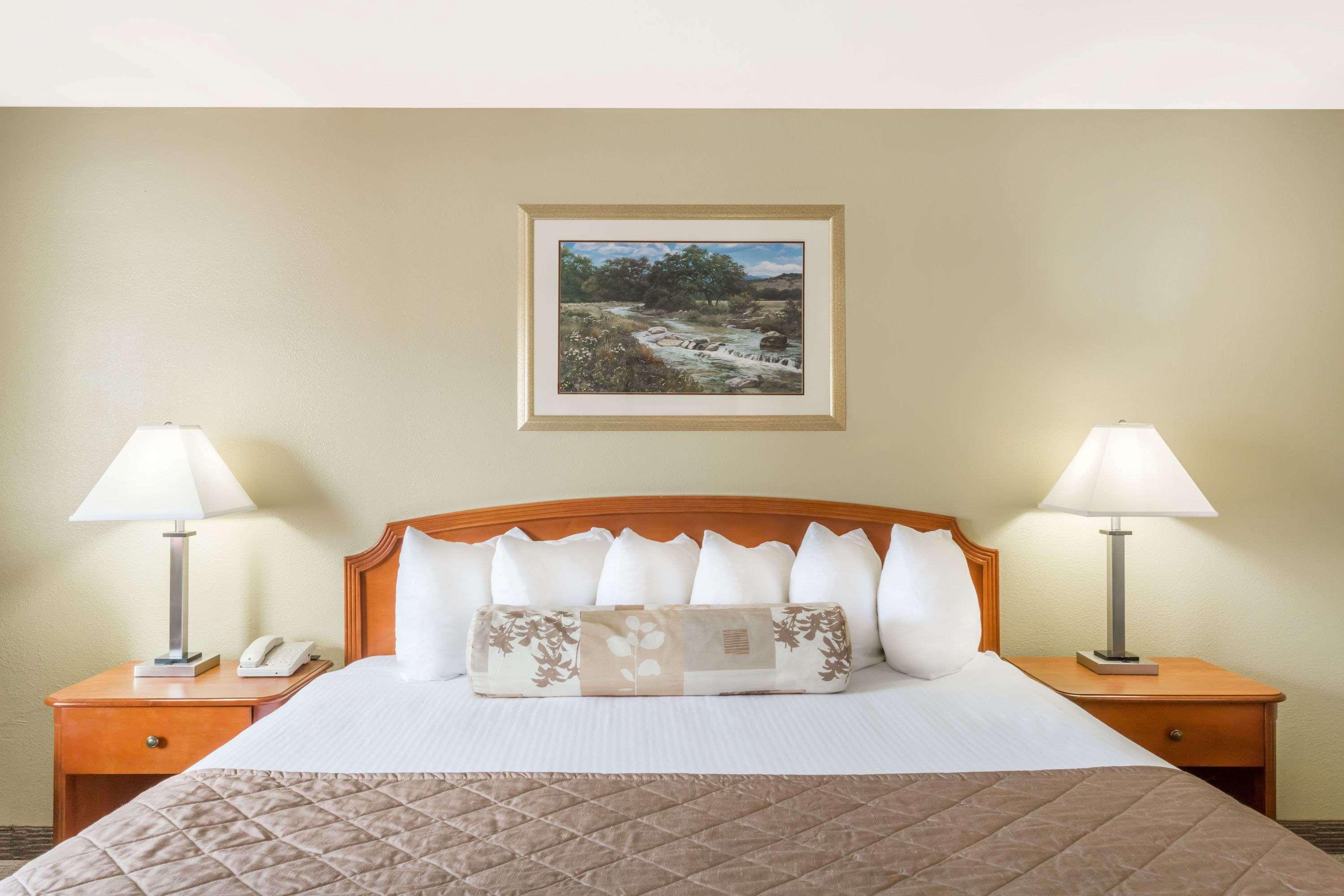 Hotel Ramada By Wyndham Ely Esterno foto