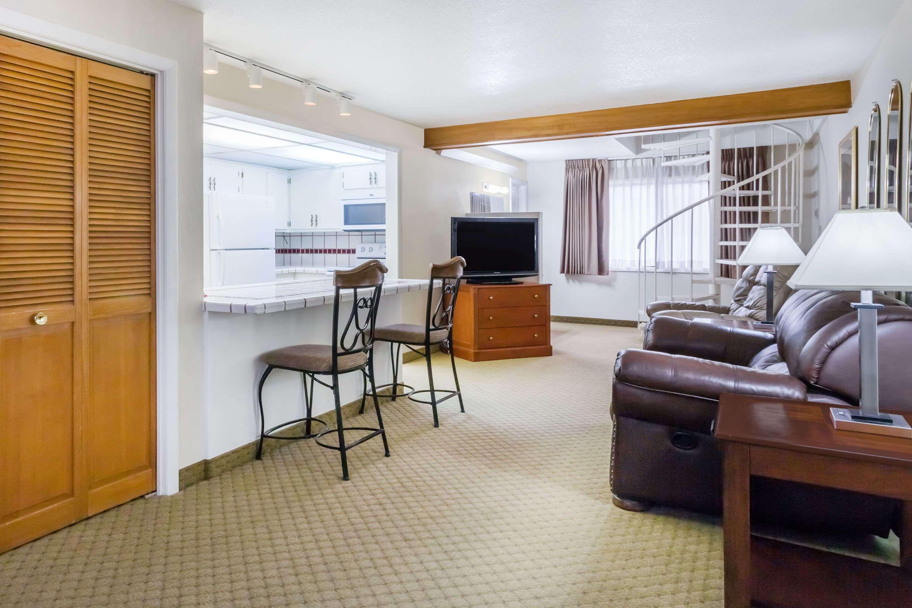 Hotel Ramada By Wyndham Ely Esterno foto