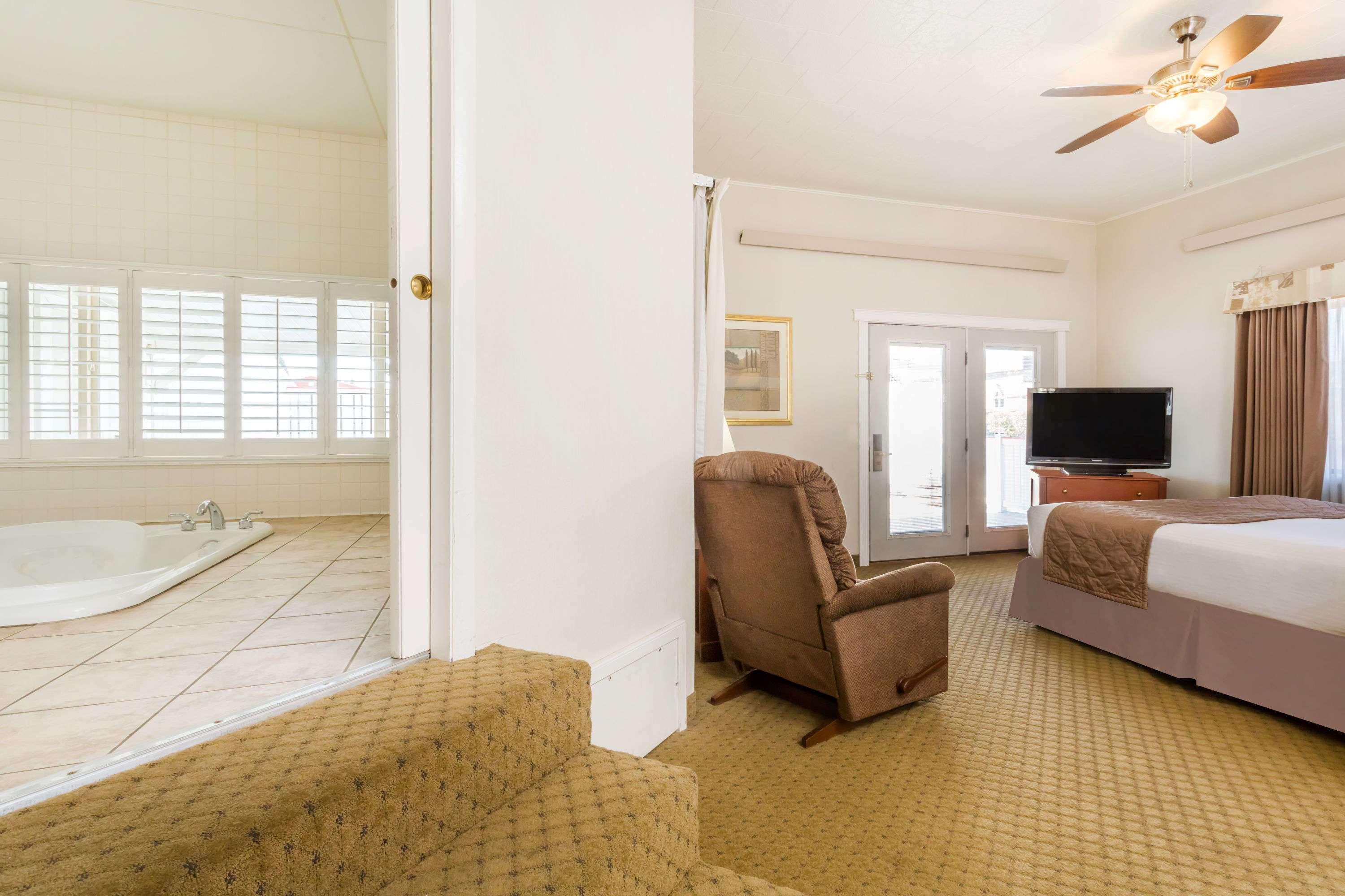 Hotel Ramada By Wyndham Ely Esterno foto