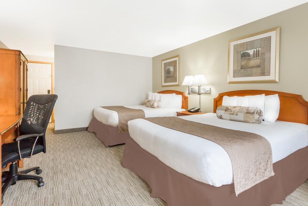 Hotel Ramada By Wyndham Ely Esterno foto