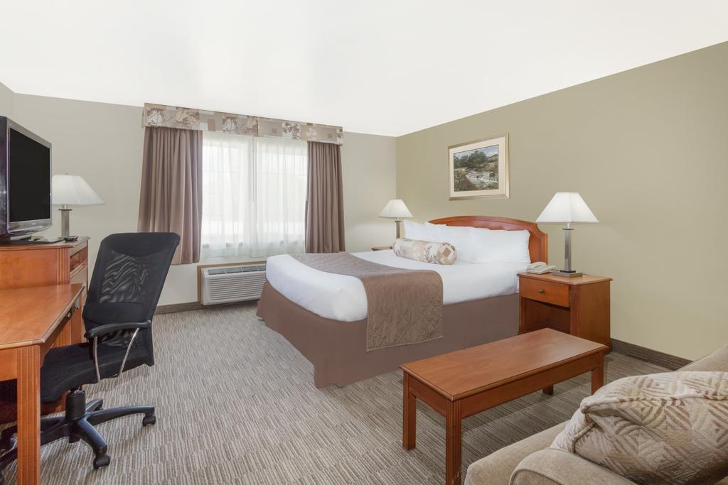 Hotel Ramada By Wyndham Ely Esterno foto