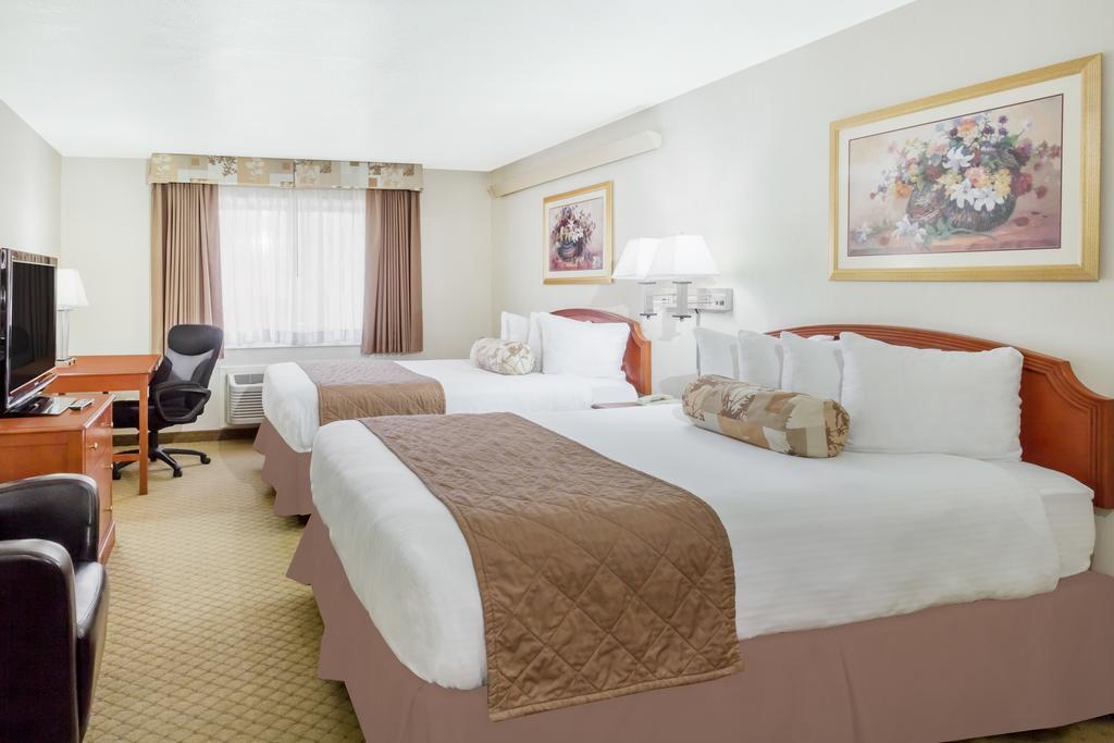 Hotel Ramada By Wyndham Ely Esterno foto
